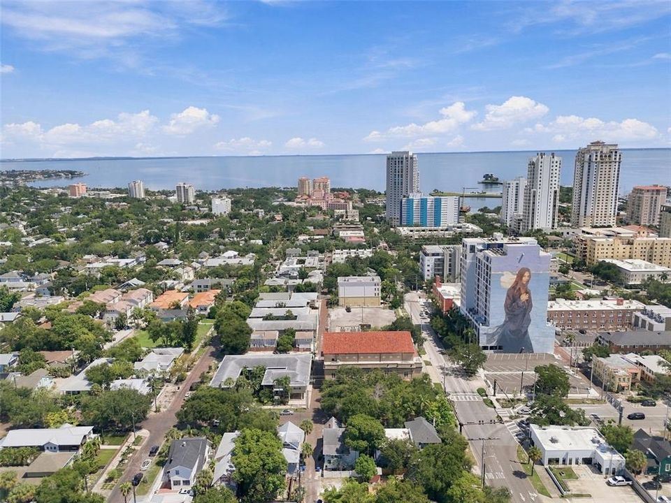 For Rent: $2,695 (2 beds, 1 baths, 925 Square Feet)