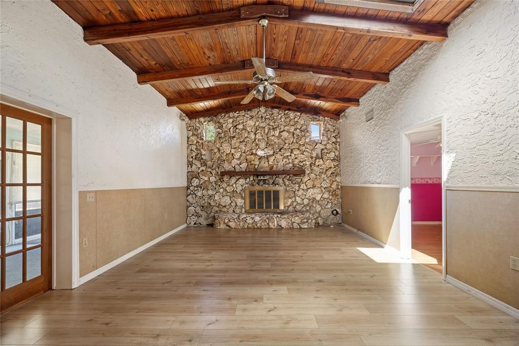Active With Contract: $325,000 (4 beds, 2 baths, 1865 Square Feet)