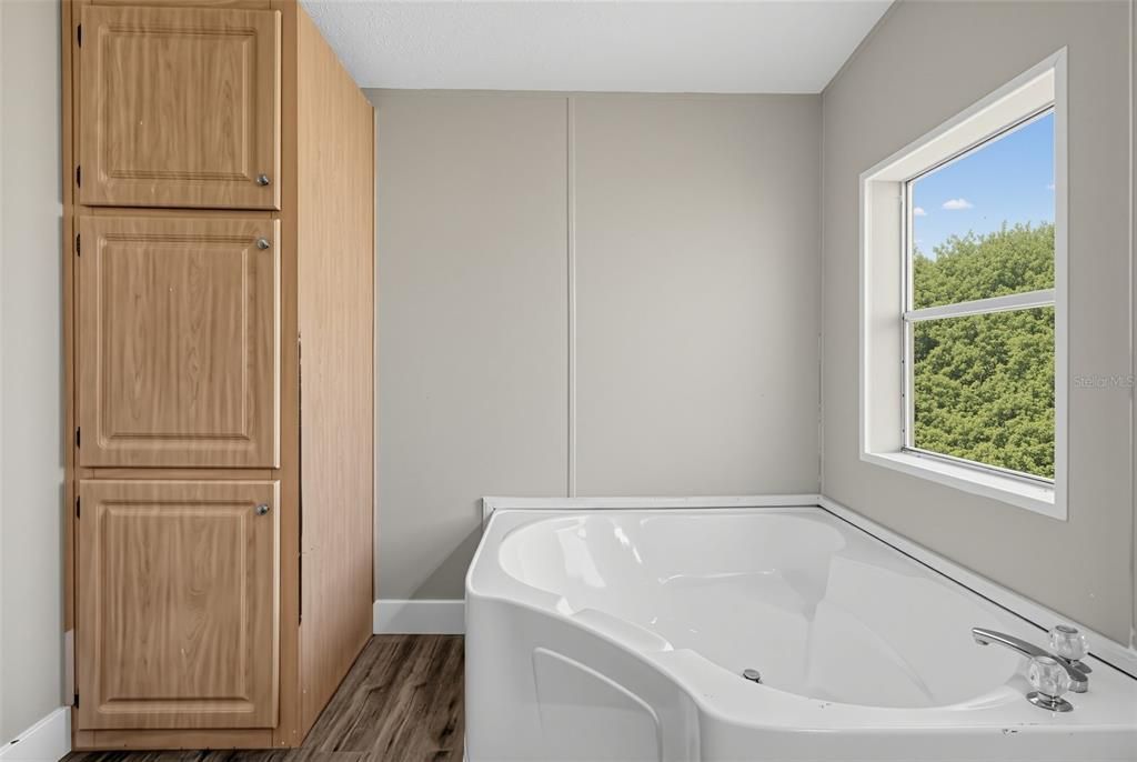 For Sale: $329,900 (3 beds, 2 baths, 1620 Square Feet)