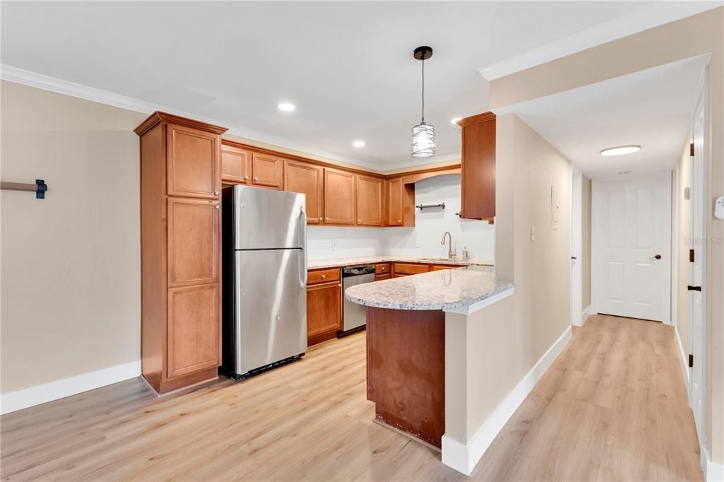 For Sale: $185,000 (2 beds, 2 baths, 870 Square Feet)