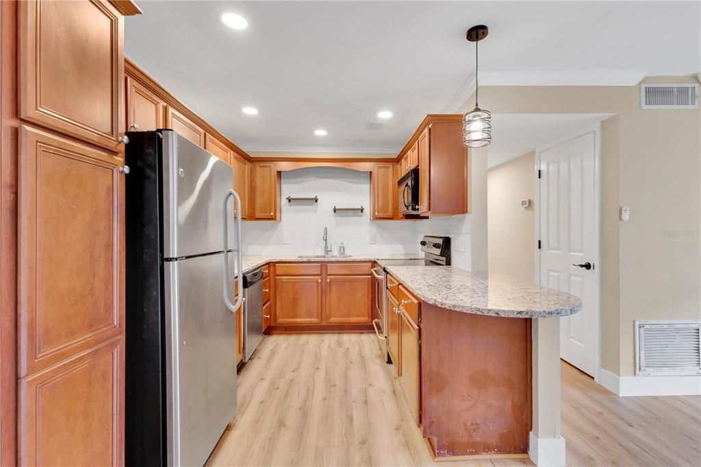For Sale: $185,000 (2 beds, 2 baths, 870 Square Feet)