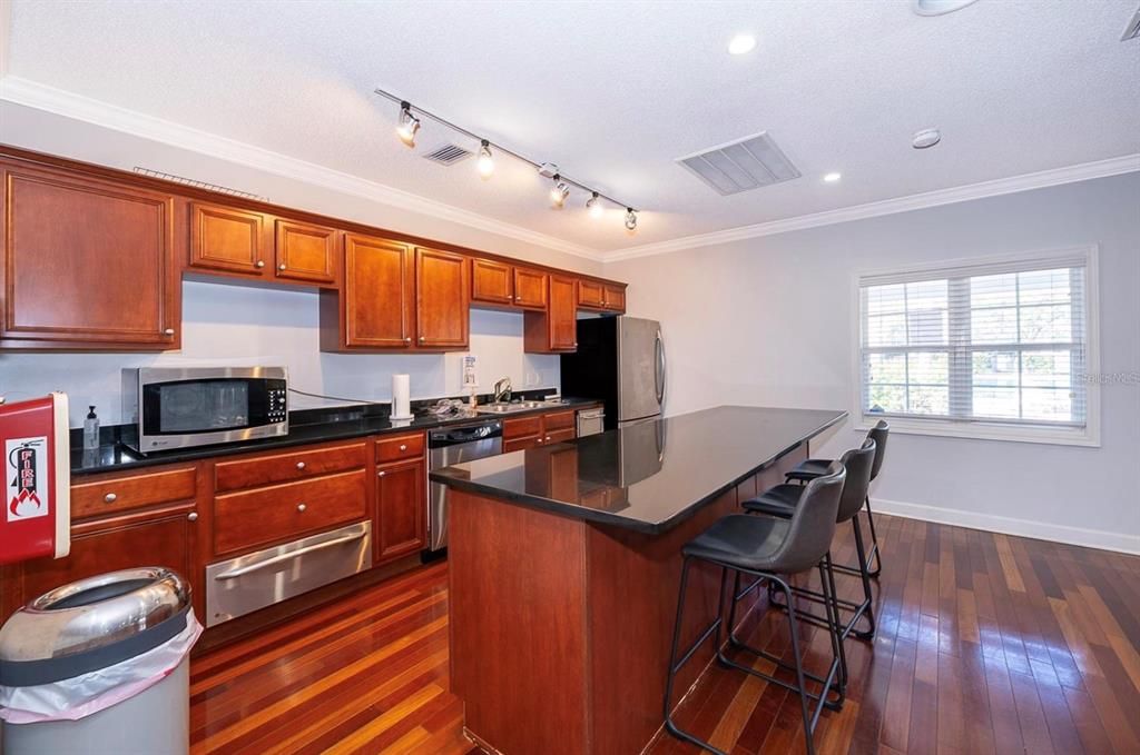 For Sale: $185,000 (2 beds, 2 baths, 870 Square Feet)