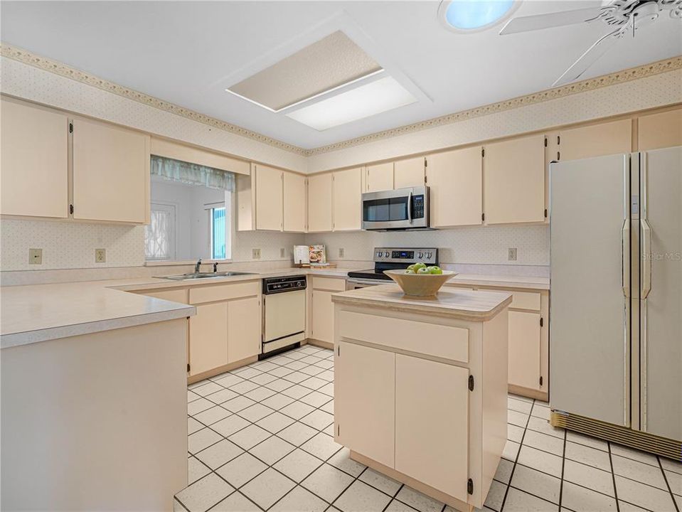 For Sale: $210,000 (2 beds, 2 baths, 1561 Square Feet)
