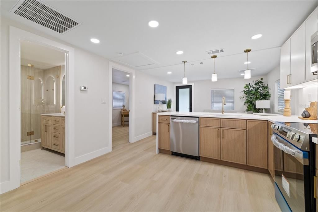 For Sale: $339,900 (3 beds, 2 baths, 1024 Square Feet)