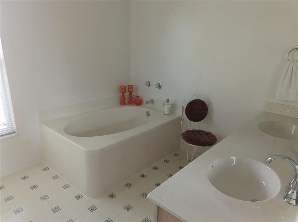 For Sale: $325,700 (4 beds, 2 baths, 2368 Square Feet)