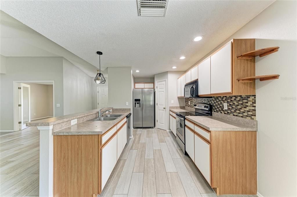 For Rent: $2,350 (4 beds, 2 baths, 1601 Square Feet)