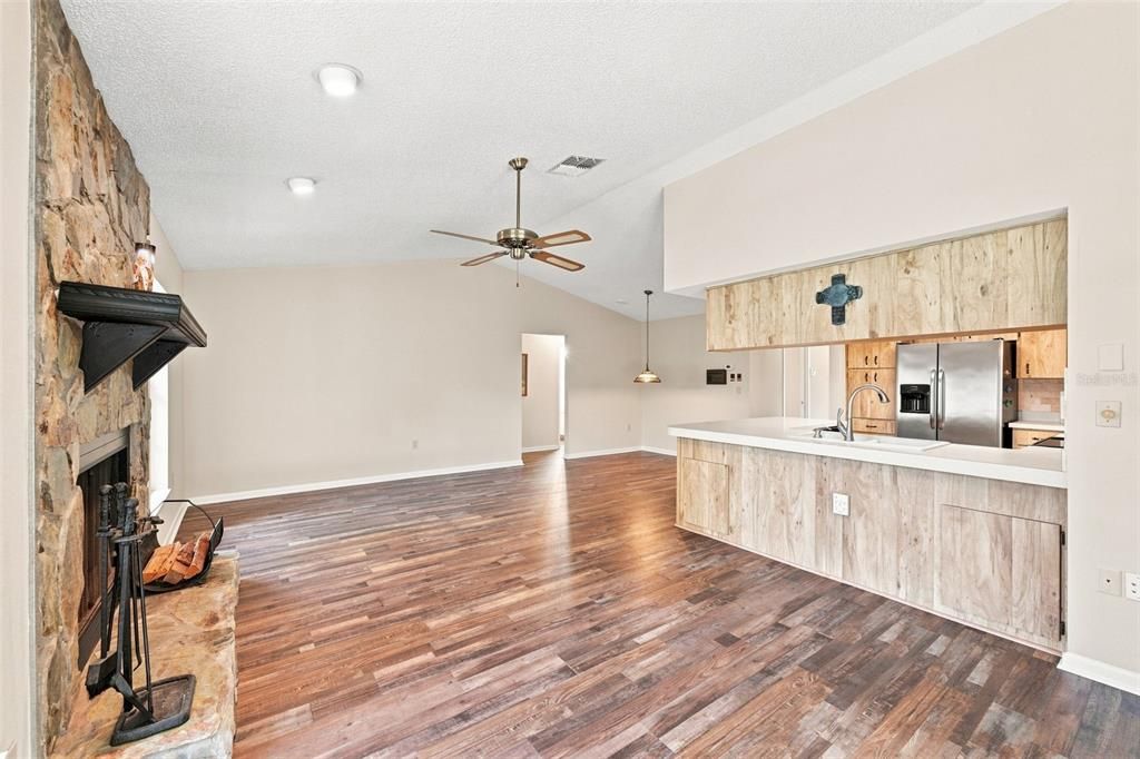 For Sale: $299,900 (2 beds, 2 baths, 1749 Square Feet)