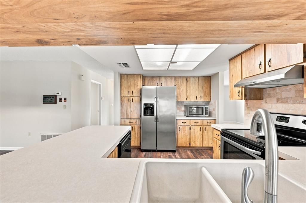 For Sale: $299,900 (2 beds, 2 baths, 1749 Square Feet)