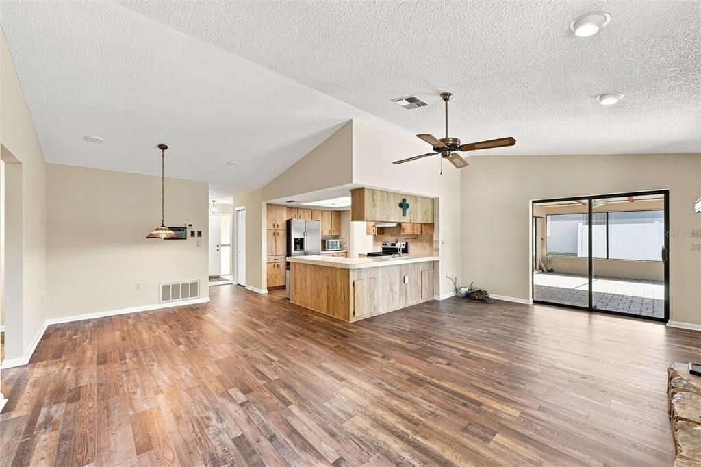 For Sale: $299,900 (2 beds, 2 baths, 1749 Square Feet)