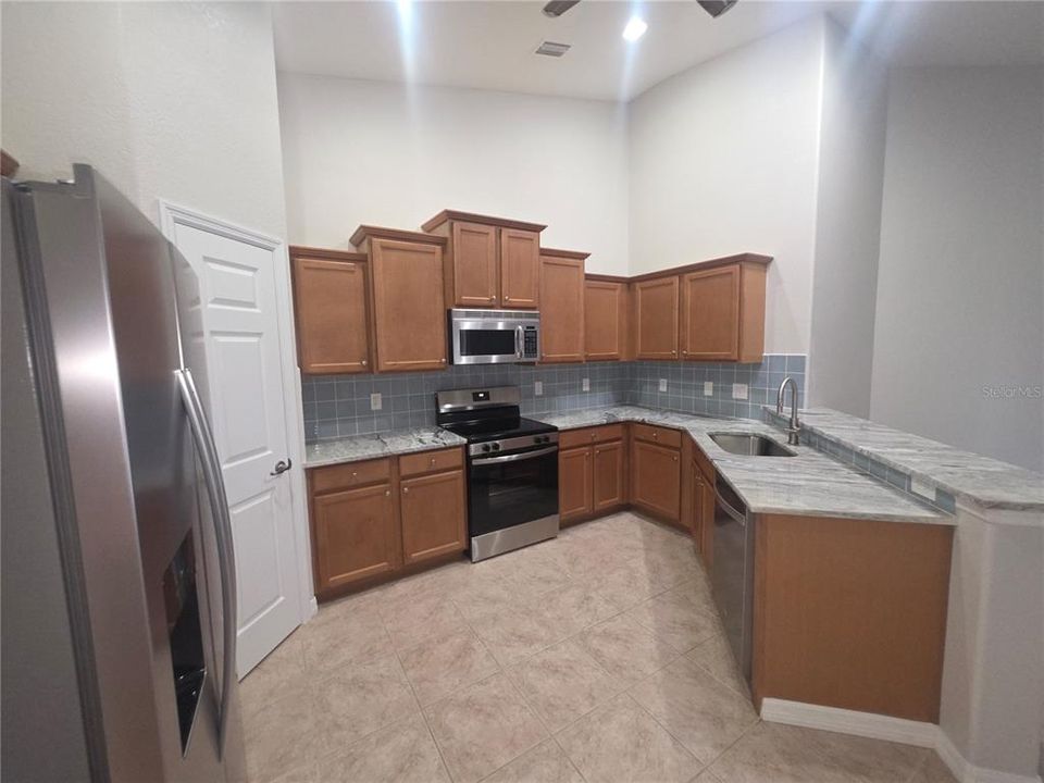 На продажу: $279,900 (2 спален, 2 ванн, 1460 Квадратных фут)