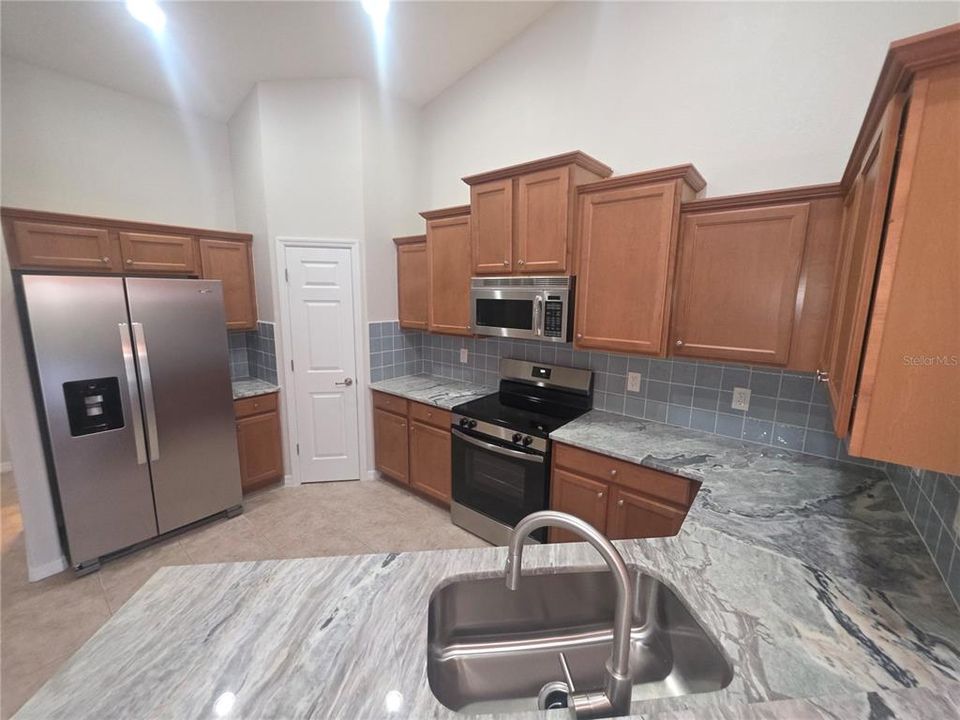 На продажу: $279,900 (2 спален, 2 ванн, 1460 Квадратных фут)