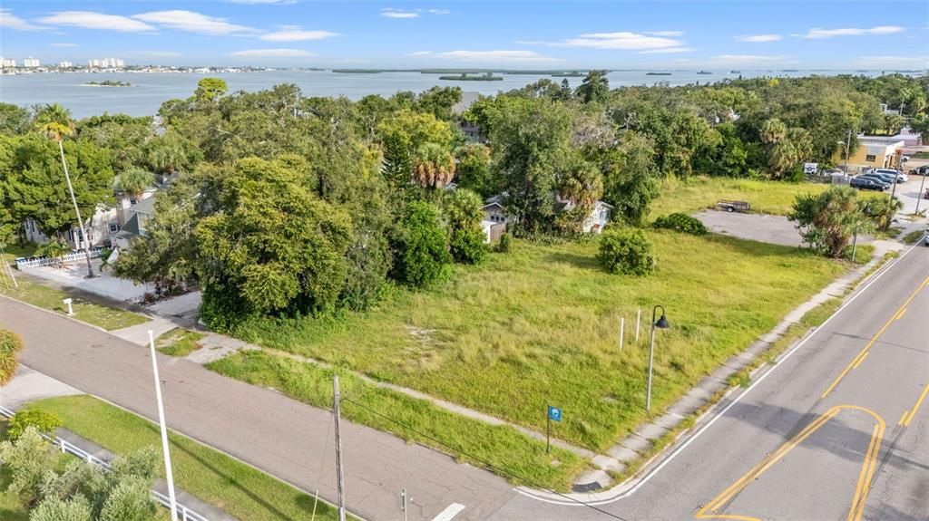 На продажу: $1,500,000 (0.86 acres)