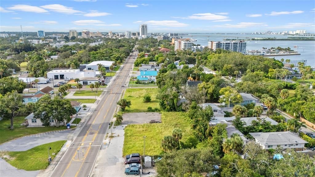 На продажу: $1,500,000 (0.86 acres)