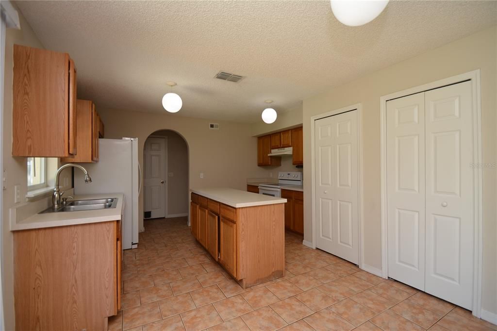 For Rent: $2,350 (4 beds, 2 baths, 2034 Square Feet)