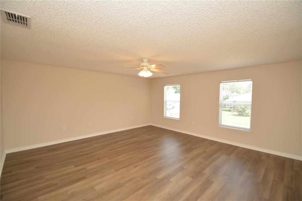 For Rent: $2,350 (4 beds, 2 baths, 2034 Square Feet)