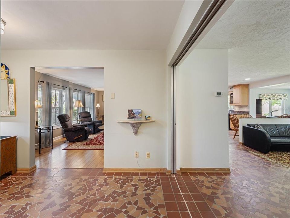 En Venta: $561,900 (3 camas, 3 baños, 2419 Pies cuadrados)