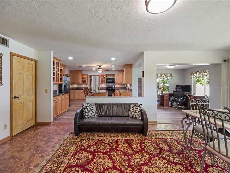 En Venta: $561,900 (3 camas, 3 baños, 2419 Pies cuadrados)