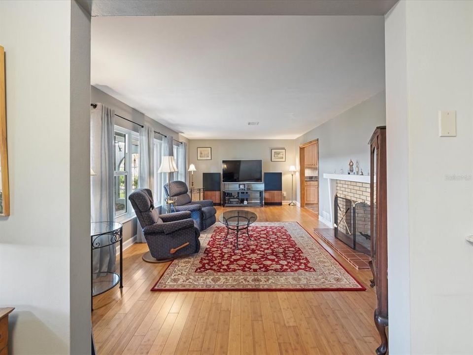En Venta: $561,900 (3 camas, 3 baños, 2419 Pies cuadrados)