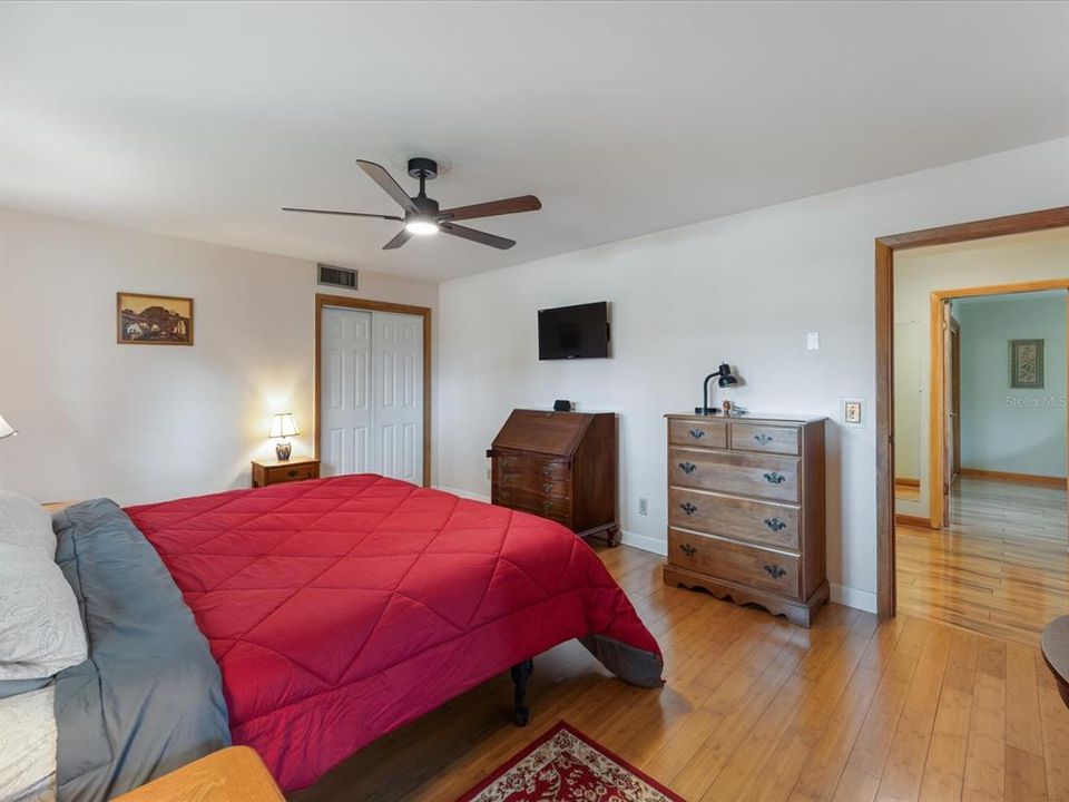 En Venta: $561,900 (3 camas, 3 baños, 2419 Pies cuadrados)