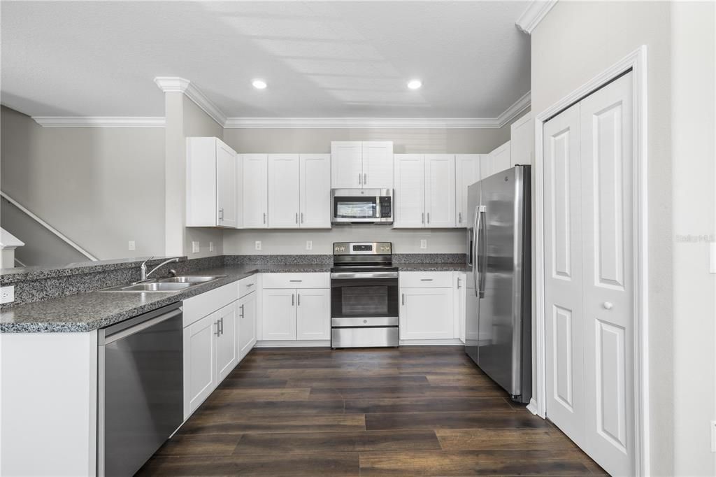 For Sale: $305,000 (2 beds, 2 baths, 1541 Square Feet)