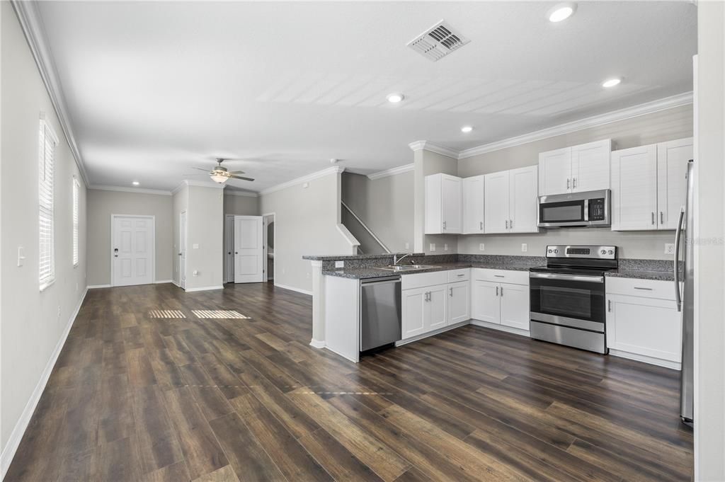 For Sale: $305,000 (2 beds, 2 baths, 1541 Square Feet)