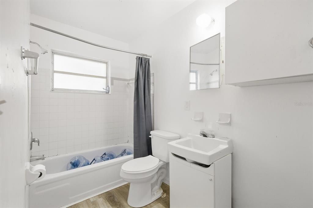 Active With Contract: $325,000 (3 beds, 0 baths, 1296 Square Feet)