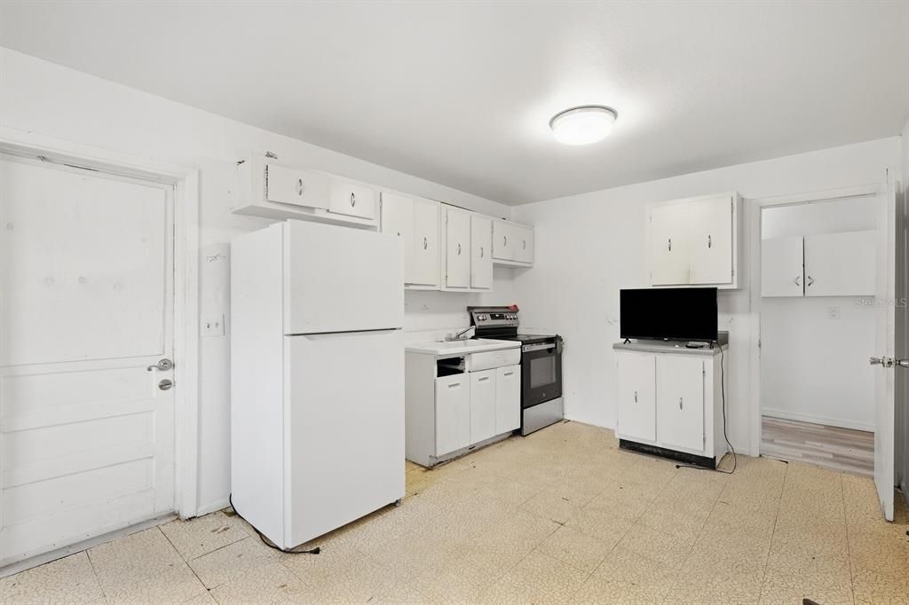 Active With Contract: $325,000 (3 beds, 0 baths, 1296 Square Feet)