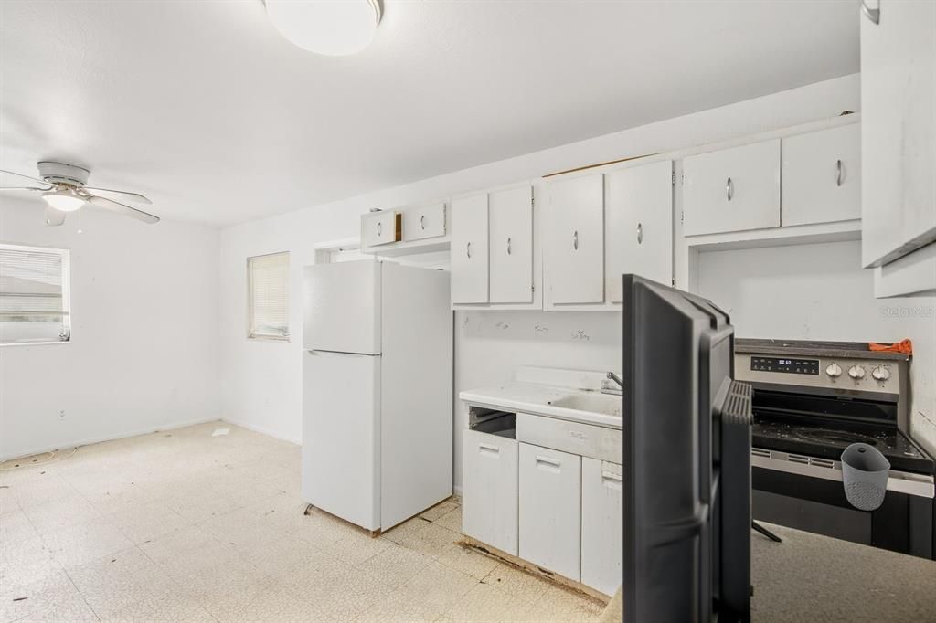 Active With Contract: $325,000 (3 beds, 0 baths, 1296 Square Feet)
