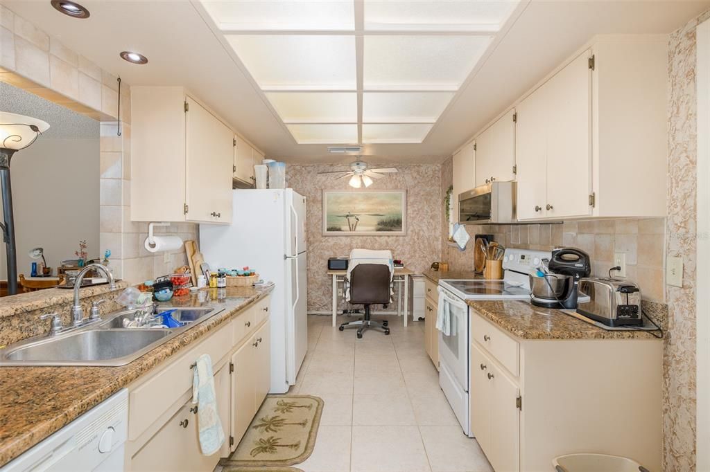 На продажу: $345,000 (2 спален, 2 ванн, 1110 Квадратных фут)