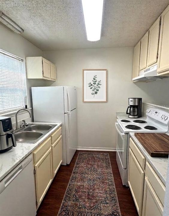 For Sale: $149,900 (2 beds, 1 baths, 896 Square Feet)