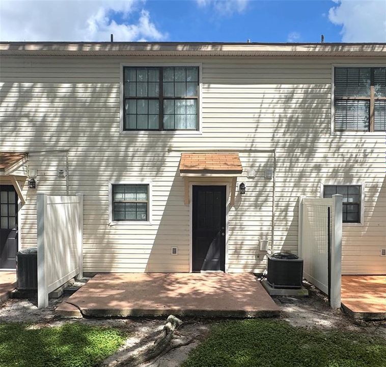 For Sale: $149,900 (2 beds, 1 baths, 896 Square Feet)