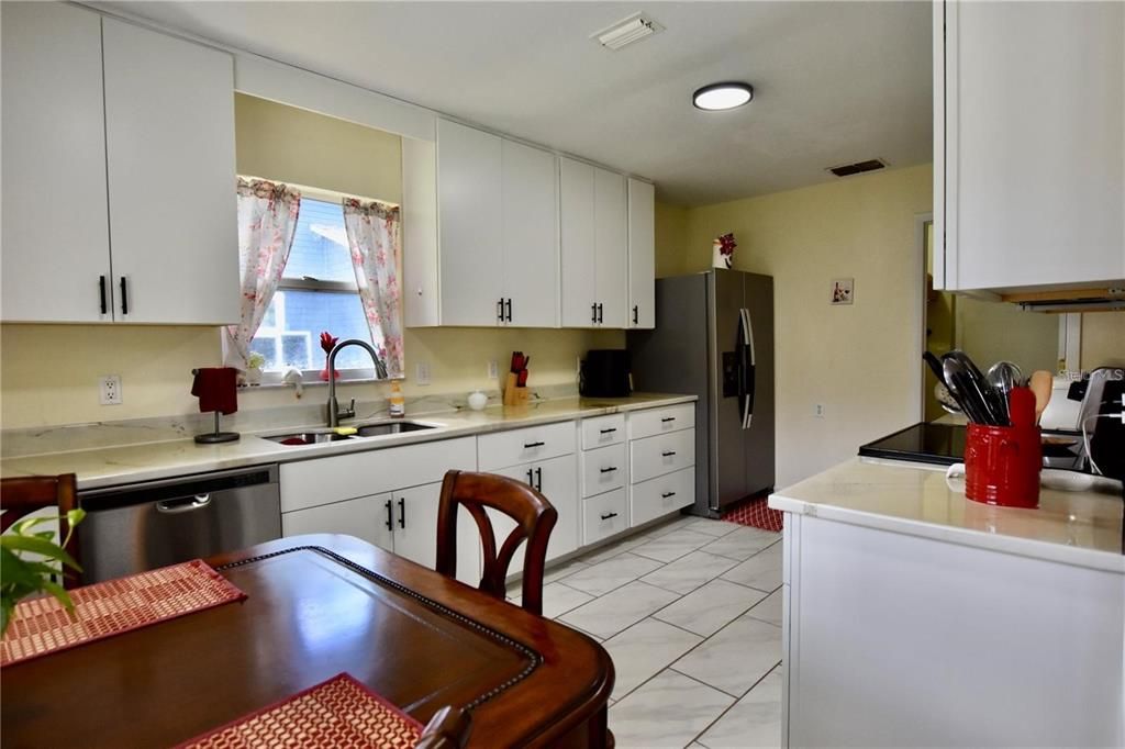 В аренду: $2,060 (2 спален, 2 ванн, 1193 Квадратных фут)