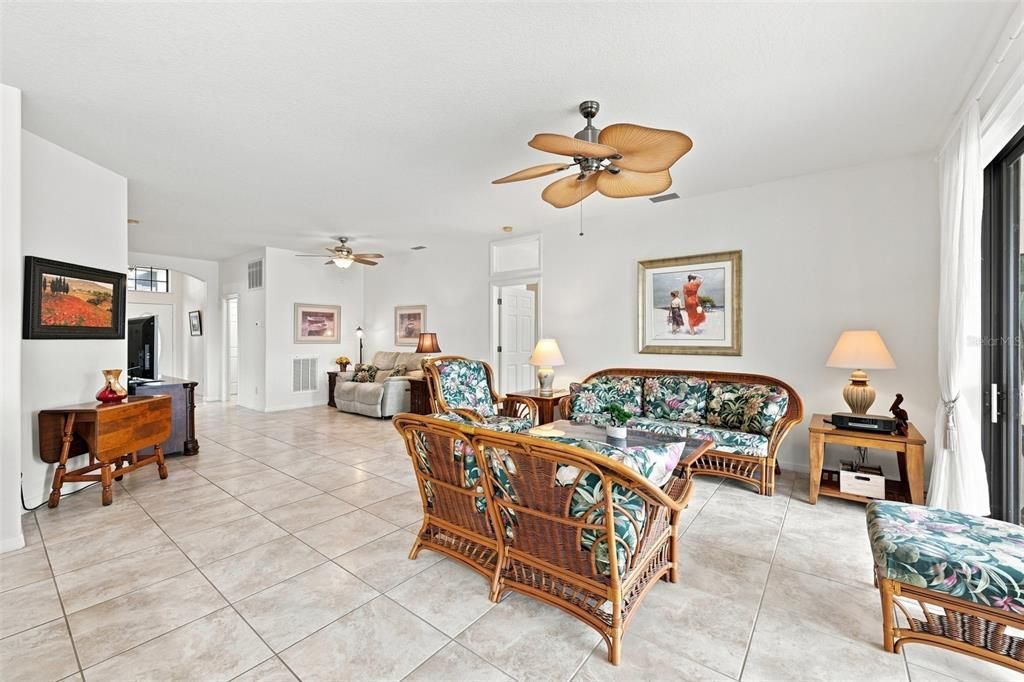 En Venta: $389,000 (3 camas, 2 baños, 1913 Pies cuadrados)