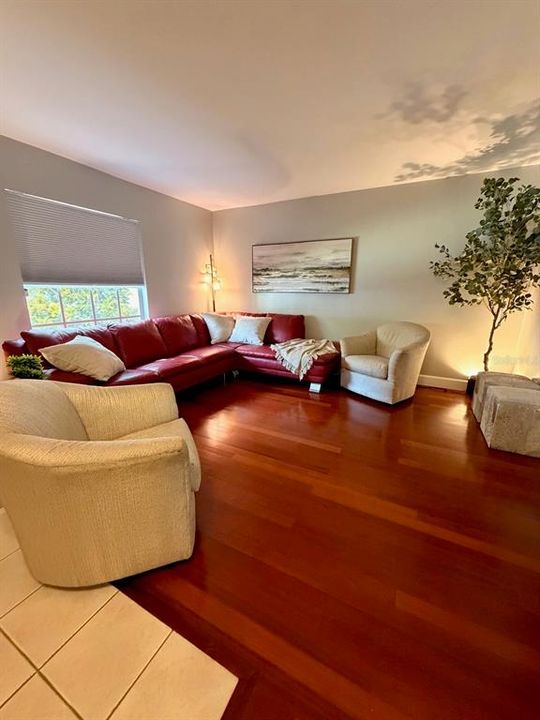 For Sale: $189,900 (2 beds, 1 baths, 1150 Square Feet)