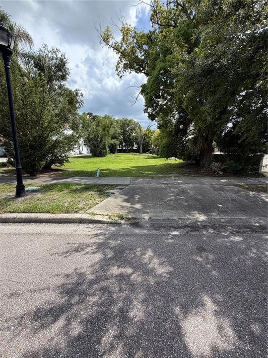 На продажу: $599,999 (0.25 acres)