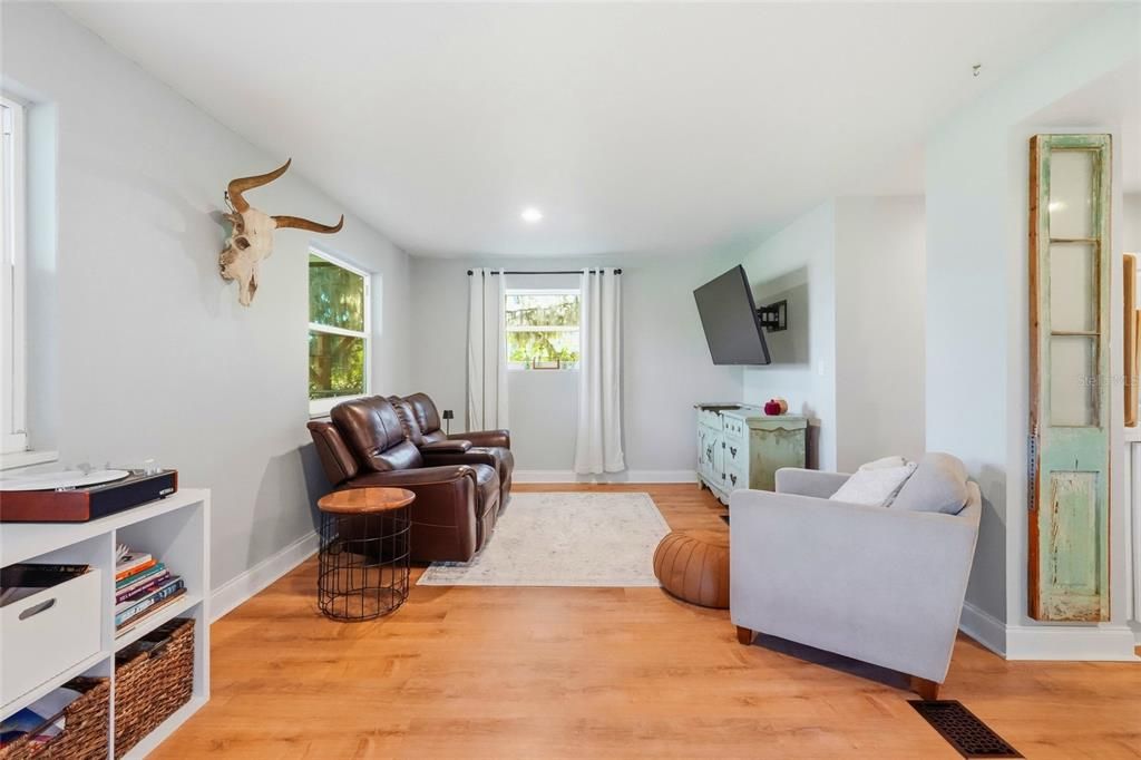 For Sale: $915,000 (3 beds, 2 baths, 1577 Square Feet)