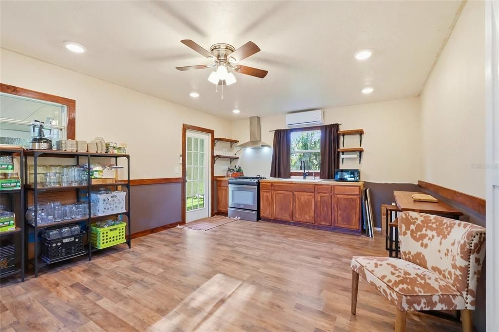 For Sale: $915,000 (3 beds, 2 baths, 1577 Square Feet)