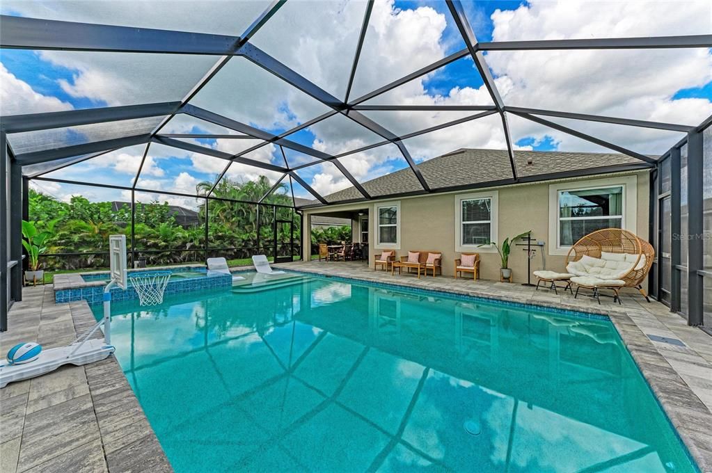 En Venta: $599,999 (3 camas, 2 baños, 1990 Pies cuadrados)
