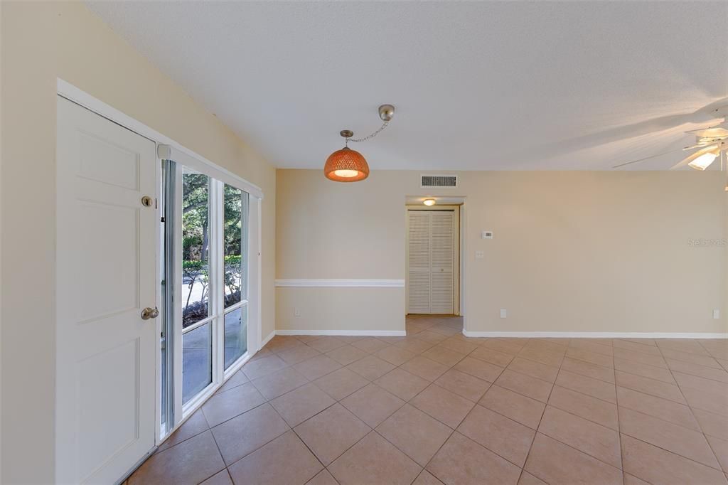 For Rent: $1,600 (1 beds, 1 baths, 700 Square Feet)