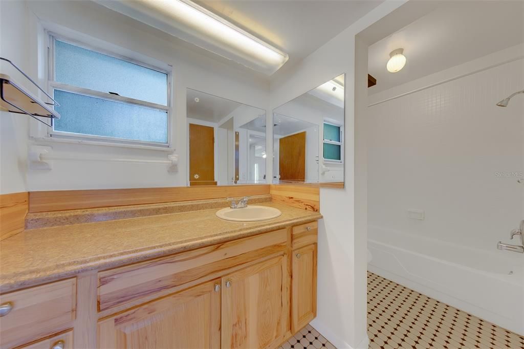 For Rent: $1,600 (1 beds, 1 baths, 700 Square Feet)