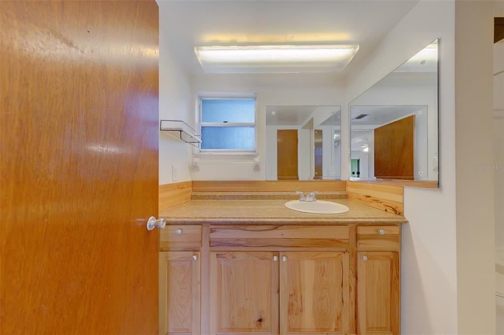For Rent: $1,600 (1 beds, 1 baths, 700 Square Feet)