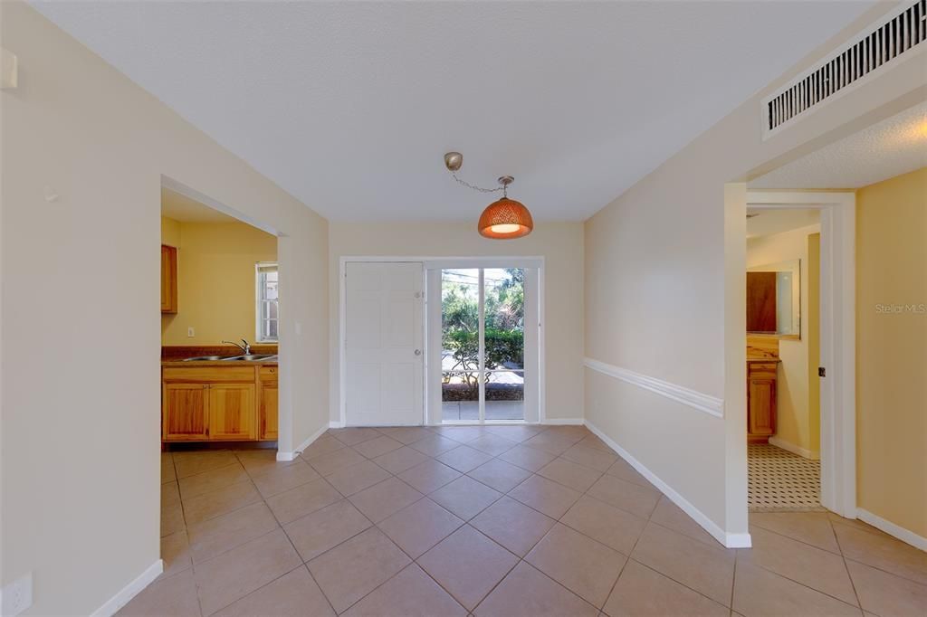 For Rent: $1,600 (1 beds, 1 baths, 700 Square Feet)