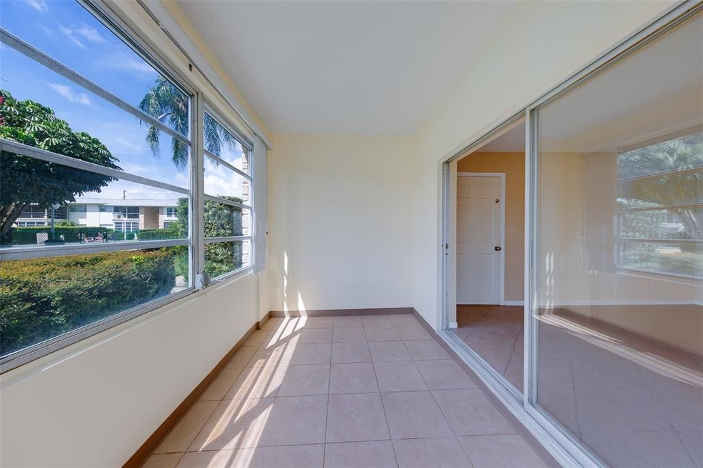 For Rent: $1,600 (1 beds, 1 baths, 700 Square Feet)