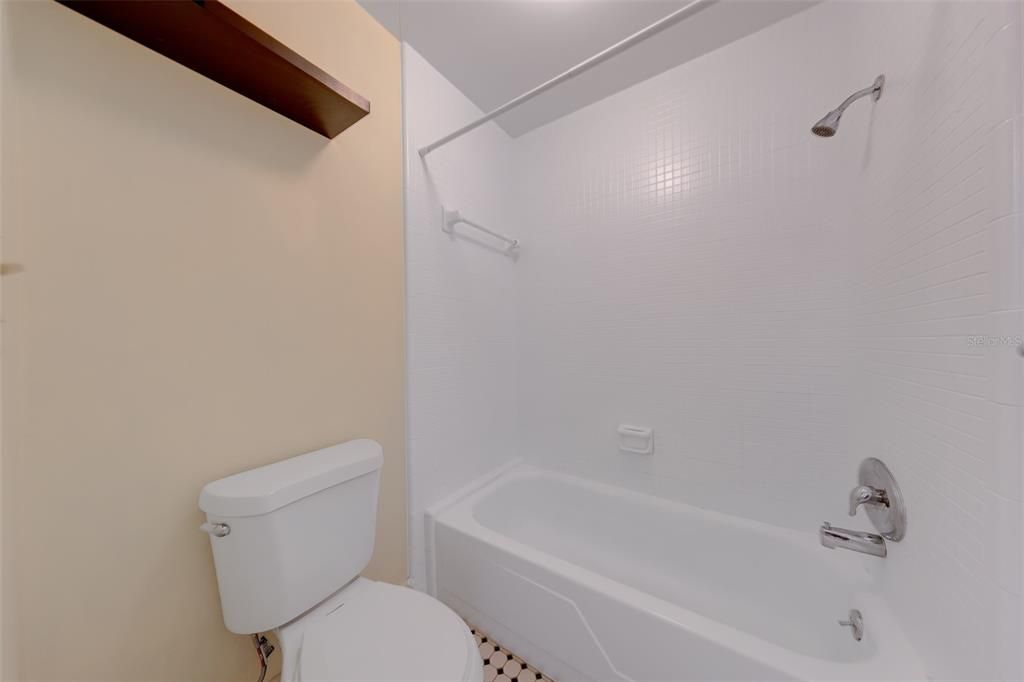 For Rent: $1,600 (1 beds, 1 baths, 700 Square Feet)