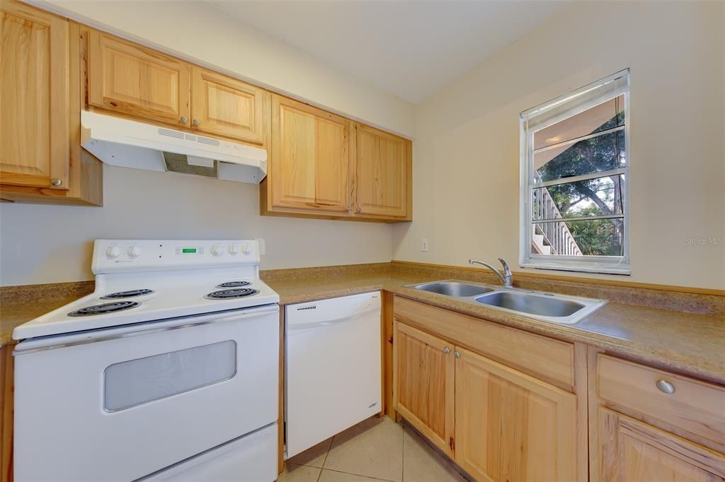 For Rent: $1,600 (1 beds, 1 baths, 700 Square Feet)