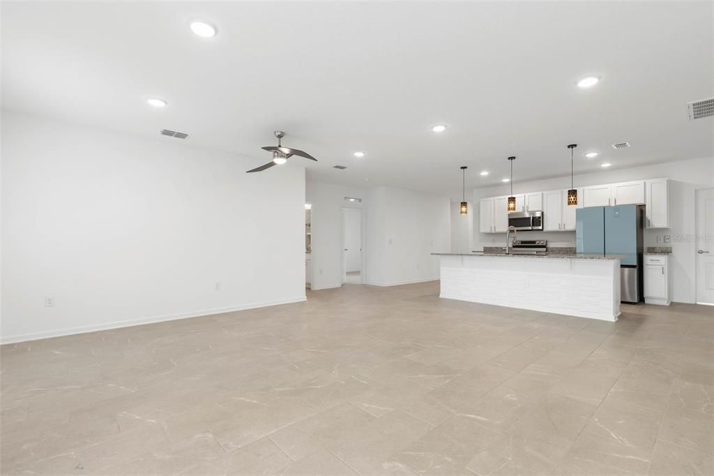 En Venta: $359,900 (4 camas, 2 baños, 2051 Pies cuadrados)