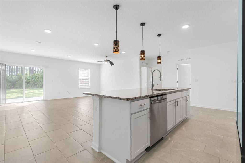 En Venta: $359,900 (4 camas, 2 baños, 2051 Pies cuadrados)