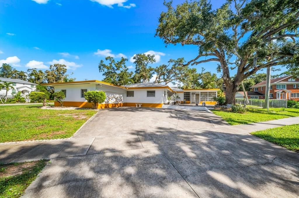 For Sale: $799,000 (5 beds, 3 baths, 2698 Square Feet)