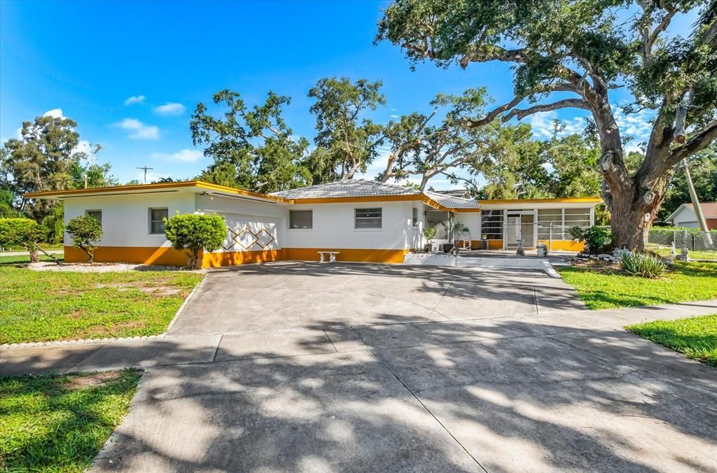 For Sale: $799,000 (5 beds, 3 baths, 2698 Square Feet)