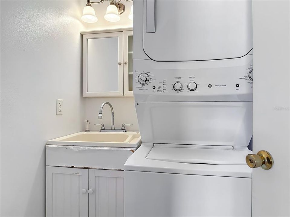 For Sale: $167,000 (2 beds, 1 baths, 1066 Square Feet)